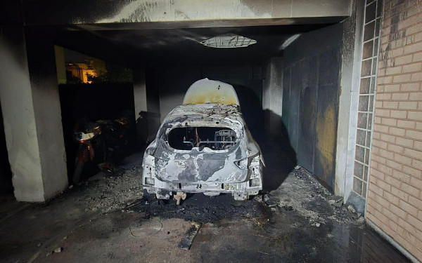 Θεσσαλονίκη: Φωτιά σε πυλωτή πολυκατοικίας - Καταστροφικές ζημιές σε αυτοκίνητο και μηχανές