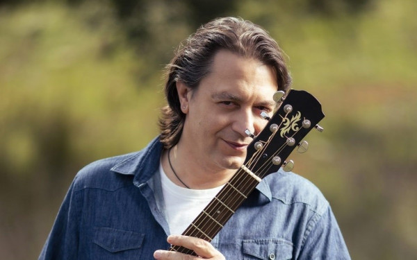 Ο Γιάννης Κότσιρας δεν θέλει να του στέλνουν τραγούδια που έχουν φτιαχτεί μέσω AI - «Σεβαστείτε τη νοημοσύνη μου»