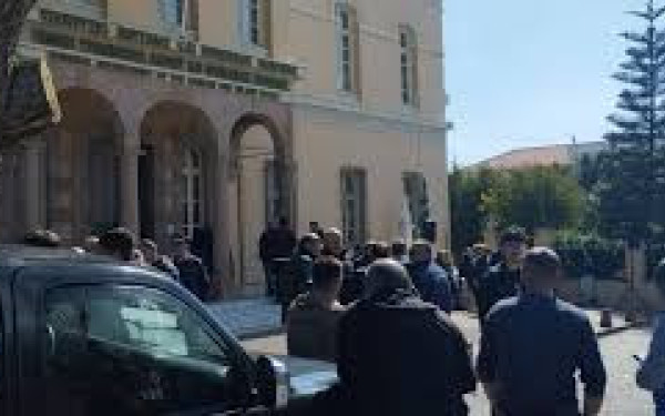 Μυτιλήνη: Κτηνοτρόφοι απέκλεισαν την Γενική Γραμματεία Αιγαίου και Νησιωτικής Πολιτικής