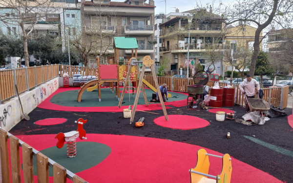 Δήμος Καλαμαριάς: Κατέστρεψαν το νέο δάπεδο παιδικής χαράς πριν καν στεγνώσει