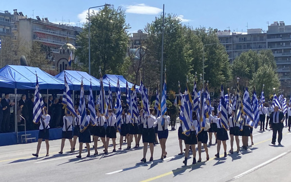 Θεσσαλονίκη: Ολοκληρώθηκε η μαθητική παρέλαση στη λεωφόρο Μεγάλου Αλεξάνδρου (βίντεο)