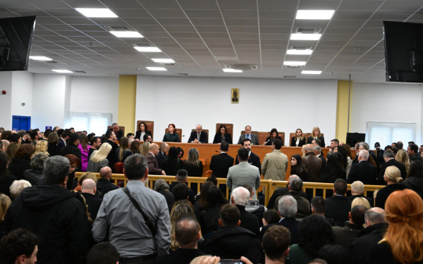 Λάρισα: Διακόπηκε για την 1η Απριλίου η δίκη για τα Τέμπη - Σε κλίμα έντασης με διαμαρτυρίες και φωνές η διαδικασία (βίντεο)