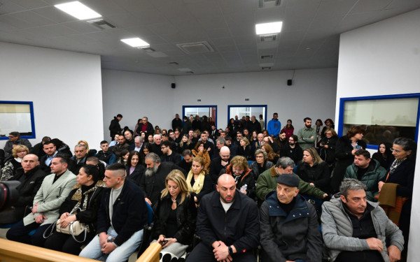 Τέμπη: Οι συγγενείς καταγγέλουν την επ' αόριστον αναβολή της δίκης για τα βίντεο - Για ποιον παράγοντα της δίκης αφήνουν αιχμές