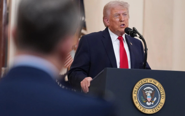 Ο Τραμπ επιβάλλει νέους δασμούς ως και 100% σε φάρμακα και μέταλλα - Οι ΗΠΑ θέλουν παραγωγή εντός συνόρων