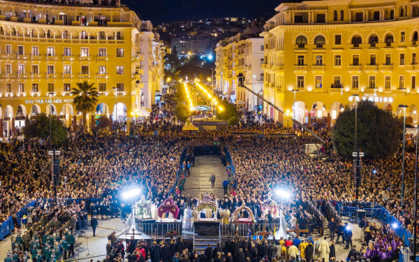 "Πλημμύρισε" από χιλιάδες πιστούς η πλατεία Αριστοτέλους- Εντυπωσιακές εικόνες (Φωτ.)