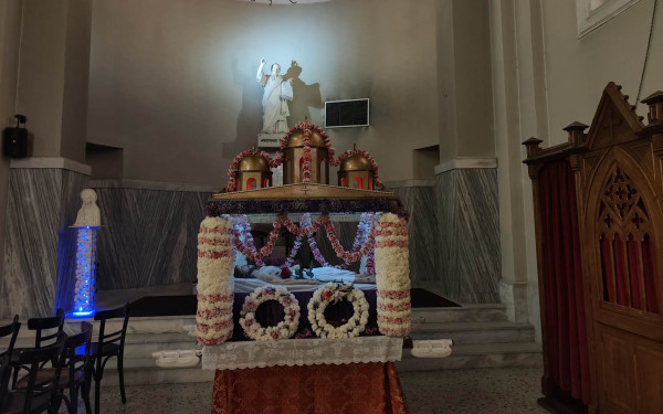 Ο Επιτάφιος των Καθολικών στη Θεσσαλονίκη - Δείτε φωτογραφίες