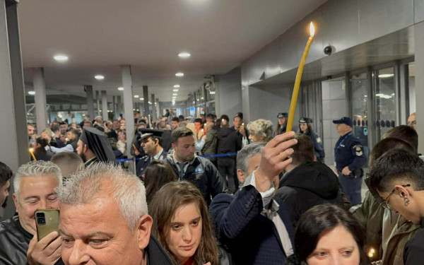 Στη Θεσσαλονίκη το Άγιο Φως - Πλήθος πιστών στο αεροδρόμιο «Μακεδονία» (φωτο και βίντεο)