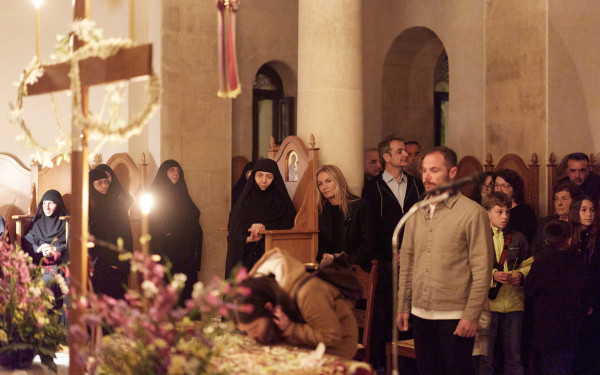 Κρήτη: Στα Χανιά για τον Επιτάφιο Κυριάκος Μητσοτάκης και Μαρέβα Γκραμπόφσκι