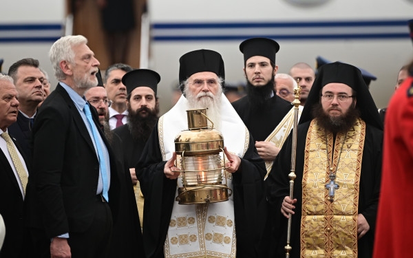 Έφτασε στην Αθήνα το Άγιο Φως από την Ιερουσαλήμ