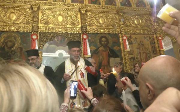 Συγκίνηση στη Βηρυτό: Έφτασε το Άγιο Φως εν μέσω συγκρούσεων – Μήνυμα ελπίδας και ειρήνης (βίντεο)