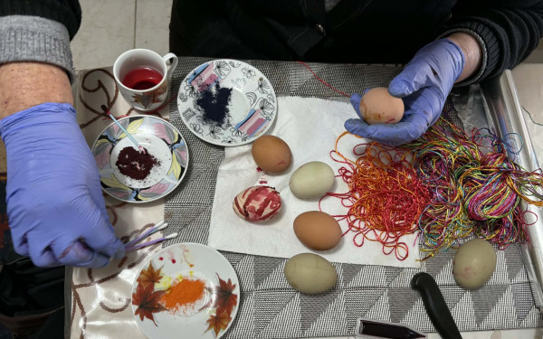 Μεγάλη Πέμπτη: Τα μυστικά μιας 88χρονης για να φτιάξετε αυγά με σχέδια μαζί με τα παιδιά σας (βίντεο)