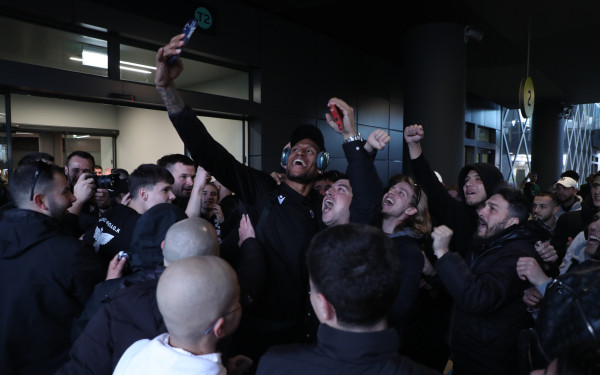 Μπάσκετ - ΠΑΟΚ: Αποθέωση των θριαμβευτών στο αεροδρόμιο «Μακεδονία» (βίντεο)