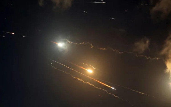 Μαζική πυραυλική επίθεση του Ιράν στον Κόλπο – Σειρήνες και εκρήξεις σε Ντόχα, Μπαχρέιν και Εμιράτα