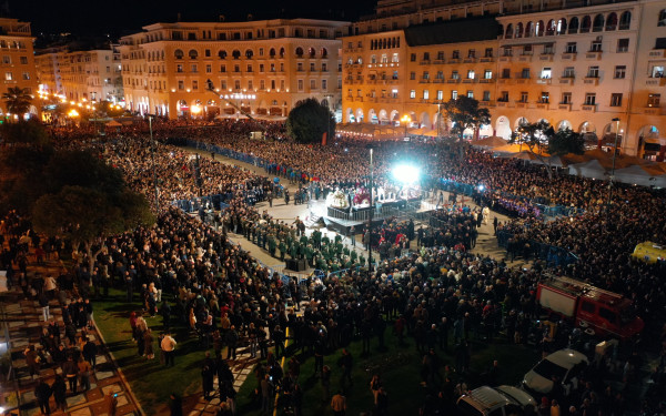 Θεσσαλονίκη: Η Πλατεία Αριστοτέλους «πλημμύρισε» από το φως και την κατάνυξη της συνάντησης των Επιταφίων - Το μήνυμα του Φιλόθεου