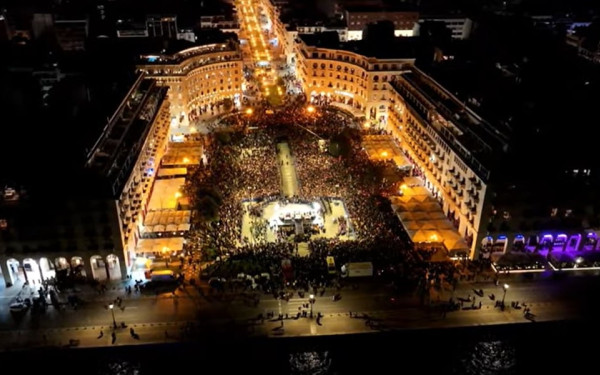 Θεσσαλονίκη - Live: Ξεκίνησε η περιφορά των Επιταφίων – Χιλιάδες πιστοί έχουν κατακλύσει όλο το κέντρο