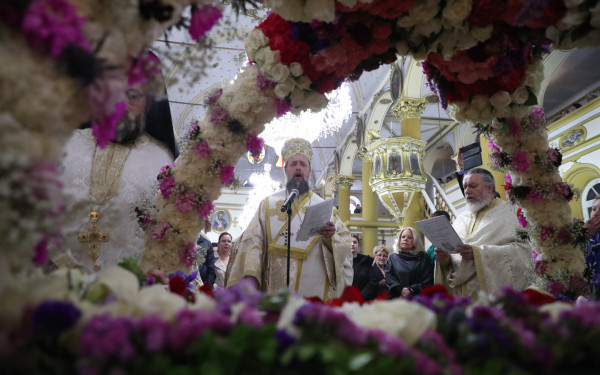 Θεσσαλονίκη: Βούλιαξε από πιστούς το κέντρο κατά την περιφορά του Επιταφίου του Αγίου Μηνά