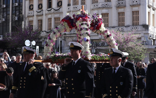 Θεσσαλονίκη: Βούλιαξε από πιστούς το κέντρο κατά την περιφορά του Επιταφίου του Αγίου Μηνά (βίντεο)