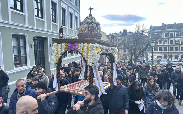 Επιτάφιος, μαγειρίτσα και αρνί - Οι Έλληνες της Νορβηγίας κρατάνε το Πάσχα «ζωντανό»