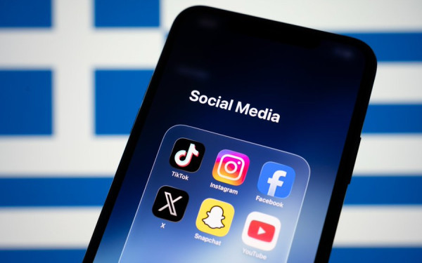Το ελληνικό «όχι» στα social media για τους κάτω των 15 κάνει τον γύρο του κόσμου