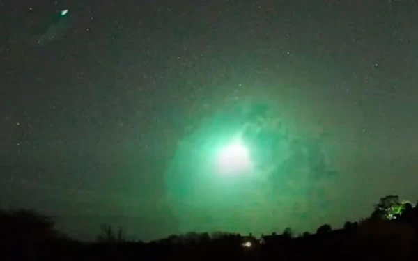 Φαντασμαγορικό θέαμα στη Βρετανία: Πράσινη πύρινη σφαίρα διέσχισε τον ουρανό - Τι ήταν (βίντεο)