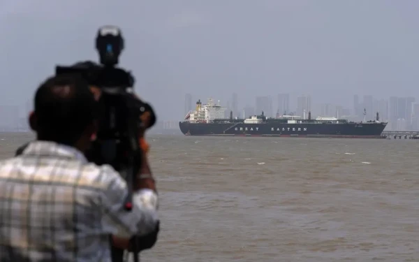 Σε «ασφυξία» η παγκόσμια ναυσιπλοΐα με το κλείσιμο των Στενών του Ορμούζ