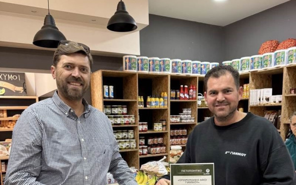 Θέρμη: Τοπικές επιχειρήσεις λαμβάνουν compost και πιστοποιητικά για τη συμμετοχή τους στο πρόγραμμα καφέ κάδου