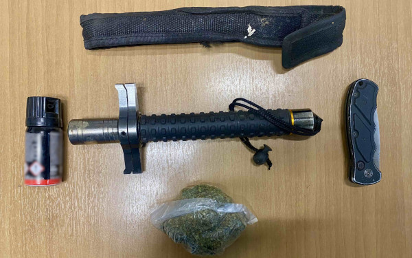 Πιερία: Είχε στο ΙΧ του κάνναβη, μαχαίρι, ράβδο και σπρέι πιπεριού