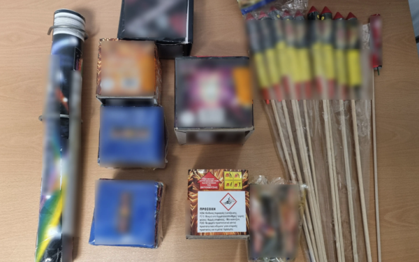 Σύλληψη 44χρονου στην Ελευσίνα, που είχε στην κατοχή του 639 κροτίδες – Παράλληλα ενεργοποιούσε βεγγαλικό