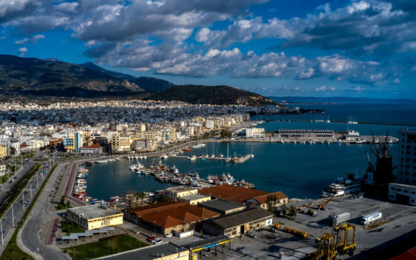 Βόλος: Εξαπλώνεται η «κίτρινη βλέννα» στο λιμάνι – Τι δείχνουν οι μετρήσεις για e-coli