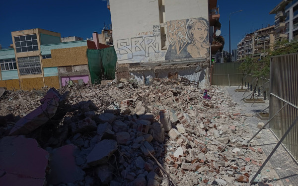 Θεσσαλονίκη: Κατεδαφίστηκε το εγκαταλελειμμένο λυόμενο σχολείο στη Δελφών - Το δεύτερο μετά το Διαπολιτισμικό