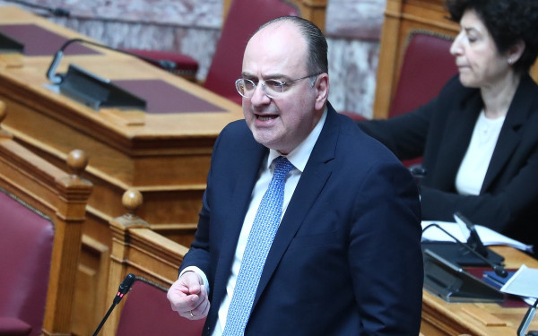 Ο Μακάριος Λαζαρίδης παρουσίασε on air το πτυχίο του: Δεν θα απολογηθώ για επιλογές ζωής πριν από 40 χρόνια