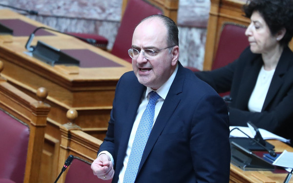 Ο Μακάριος Λαζαρίδης παρουσίασε on air το πτυχίο του: Δεν θα απολογηθώ για επιλογές ζωής πριν από 40 χρόνια