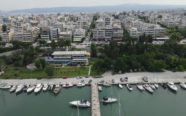 Θεσσαλονίκη: Ημιβύθιση τουριστικού σκάφους στη μαρίνα Καλαμαριάς