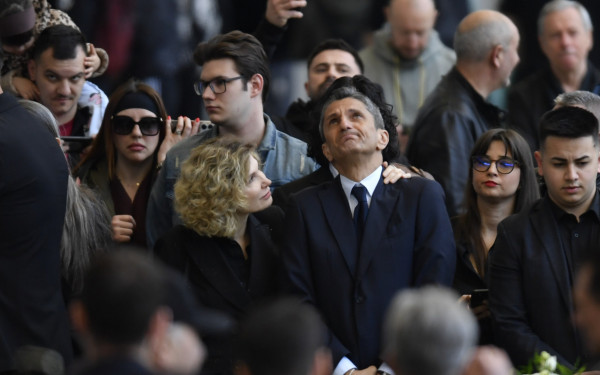 Σε λαϊκό προσκύνημα η σορός του Μιρτσέα Λουτσέσκου - «Έσπασε» ο Ράζβαν (βίντεο)