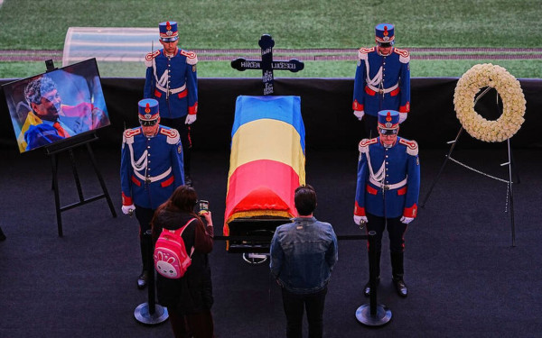 Βουκουρέστι: Στην εκκλησία του Αγίου Ελευθερίου η σορός του Μιρτσέα Λουτσέσκου - Το μεσήμερι η κηδεία με στρατιωτικές τιμές