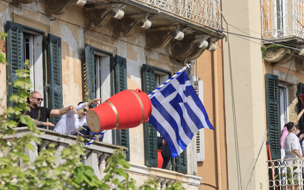 Κέρκυρα: Οι Μπότηδες έστειλαν εκκωφαντικά το μήνυμα της πρώτης Ανάστασης - Δείτε ζωντανά τις εκδηλώσεις