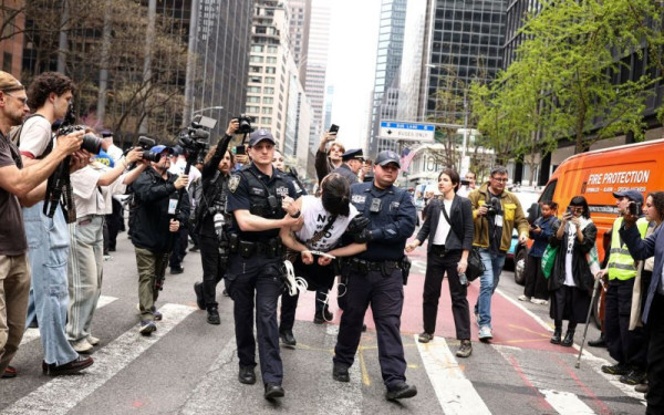 ΗΠΑ: Πάνω από 90 άτομα συνελήφθησαν σε φιλοπαλαιστινιακή διαδήλωση στη Νέα Υόρκη - Ανάμεσά τους και η Τσέλσι Μάνινγκ (βίντεο)