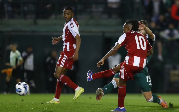 Super League: Ο Ολυμπιακός «άλωσε» τη Λεωφόρο και συνεχίζει να κυνηγά την ΑΕΚ