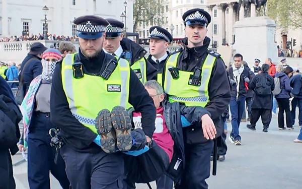 Ηνωμένο Βασίλειο: 523 συλλήψεις διαδηλωτών για την Palestine Action - Έπαιρναν σηκωτούς ακόμα και ηλικιωμένους (βίντεο)