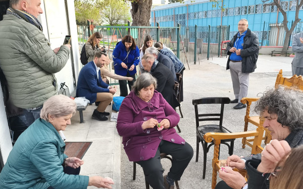 Θεσσαλονίκη: Πολίτες και αντιδήμαρχοι στόλισαν και φέτος τον επιτάφιο στο παρεκκλήσι των Τριών Μαρτύρων Ειρήνης Αγάπης και Χιονίας (βίντεο)