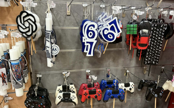 Αυτή είναι η λαμπάδα που κανείς δεν καταλαβαίνει και ξεπουλάει στη Θεσσαλονίκη (βίντεο)