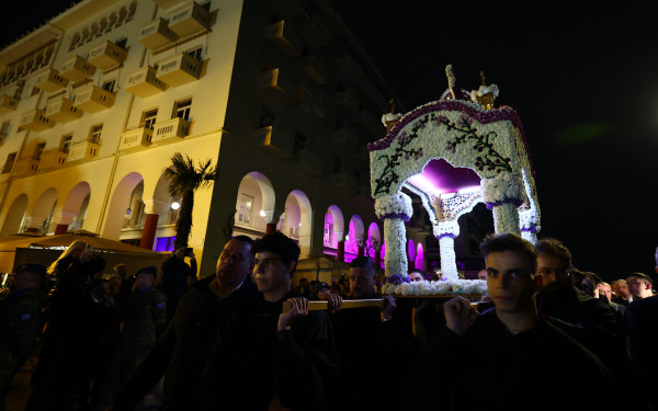 Θεσσαλονίκη - Live: Ξεκίνησε η περιφορά των Επιταφίων – Χιλιάδες πιστοί έχουν κατακλύσει όλο το κέντρο