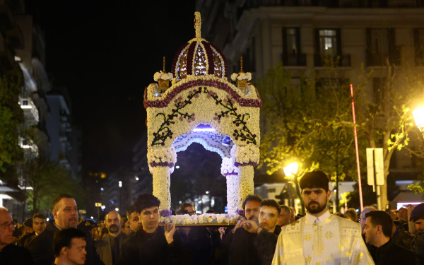 Θεσσαλονίκη - Live: Ξεκίνησε η περιφορά των Επιταφίων – Χιλιάδες πιστοί έχουν κατακλύσει όλο το κέντρο