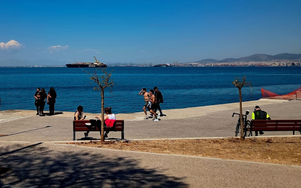 Θεσσαλονίκη: Παρεμβάσεις στο ξύλινο ντεκ της Νέας Παραλίας και φυτεύσεις κοντά στο Μέγαρο Μουσικής