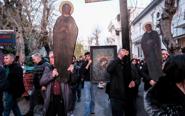 Ρίγη συγκίνησης στην Πρίγκηπο: Η περιφορά του Επιταφίου στα σοκάκια των Πριγκιποννήσων