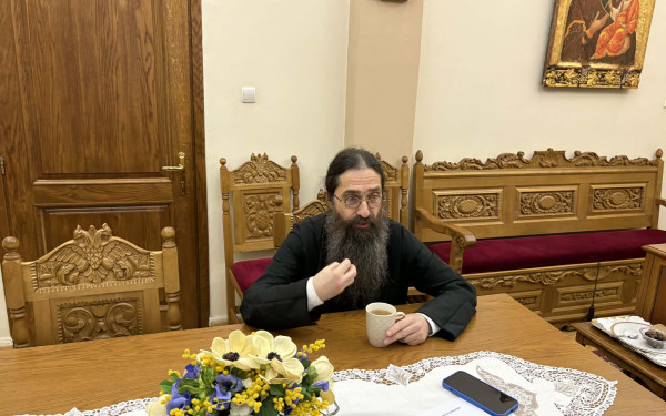 Πρωϊνός καφές με τον πατέρα Βαρνάβα Γιάγκου (βίντεο)