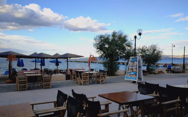 Θερμαϊκός: Τραπεζοκαθίσματα στην άμμο, μόνο στα τέσσερα μέτρα - Δεν κάνει πίσω το υπουργείο