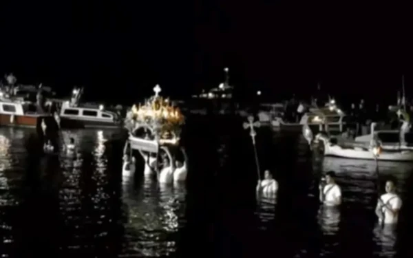 Ύδρα: Μέσα στη θάλασσα η περιφορά του Επιταφίου στο Καμίνι (βίντεο)