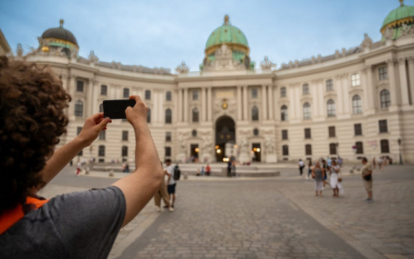 Σχεδόν 1 στους 2 Έλληνες σκοπεύει να αποφύγει πολυσύχναστους τουριστικούς προορισμούς