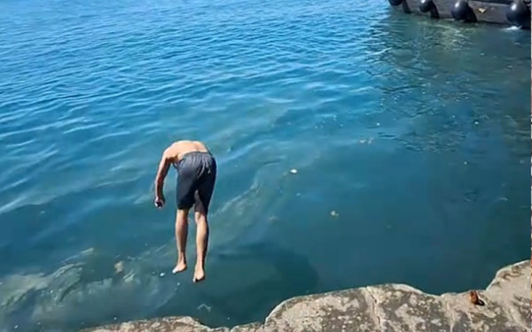 Θεσσαλονίκη: Όταν ο Θερμαϊκός έγινε… πισίνα - Νεαρός βουτάει μπροστά στον Λευκό Πύργο και γίνεται viral (βίντεο)